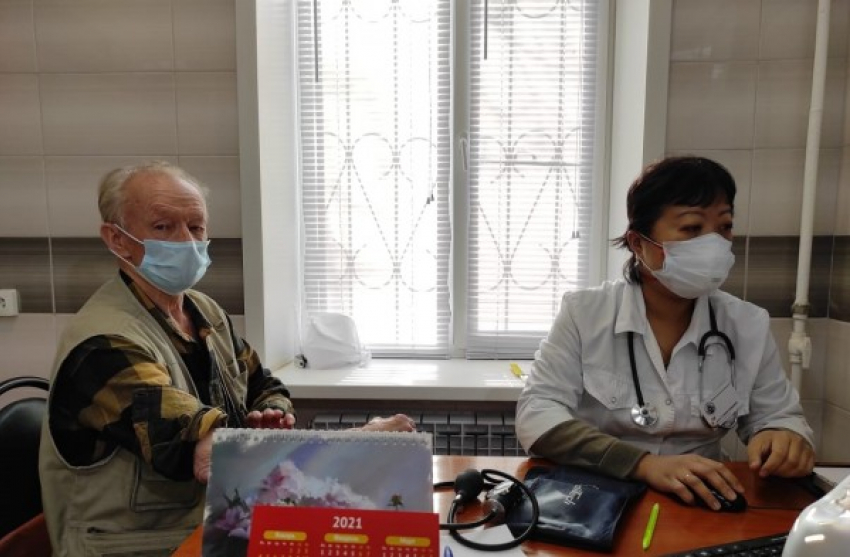 "Потому что очень хочу жить": 81-летний астраханец сделал прививку от коронавируса