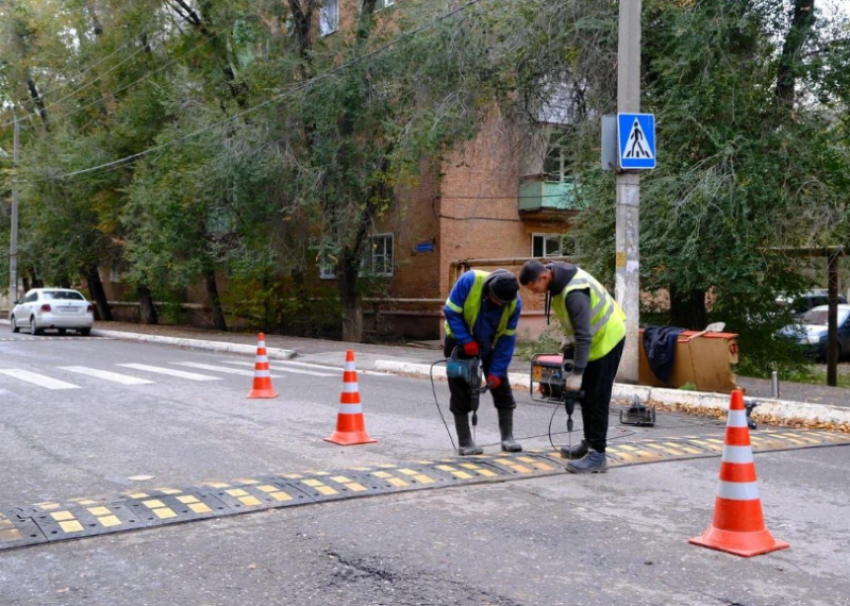 В Астрахани создают комплексные пешеходные переходы у детсадов и школ