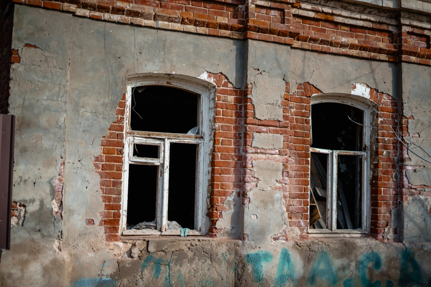 Пришедший в разруху памятник архитектуры в Астрахани требует реставрации