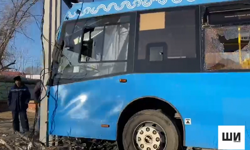 Утром в Астрахани синий автобус врезался в рекламную конструкцию