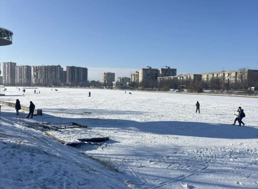 Астраханцы ходили по очень тонкому льду: с опасной зоны их выгнали спасатели