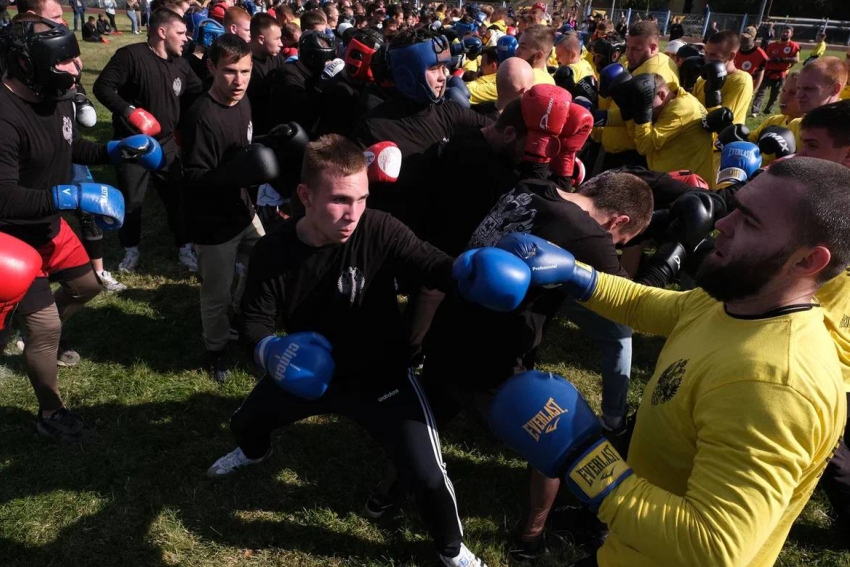 Три сотни человек сразились в кулачном бою в Астрахани на Покровском фестивале