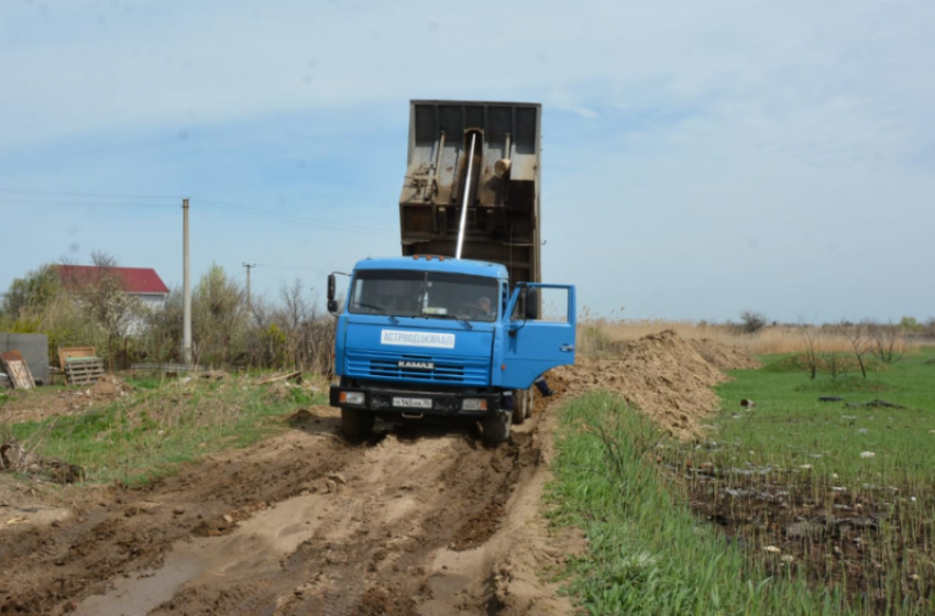 Астраханцев поймали за разрушением укрепленной дороги в Ленинском районе