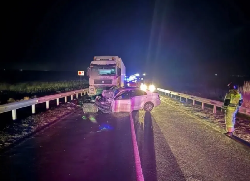 В Астраханской области женщина за рулем легковушки влетела в тягач и погибла