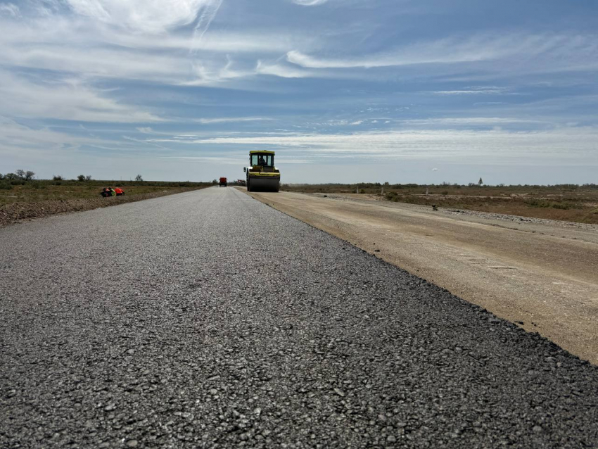В Астраханской области ремонтируют важный участок дороги