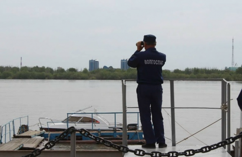 Под Астраханью перевернулась лодка с людьми, одну женщину ищут