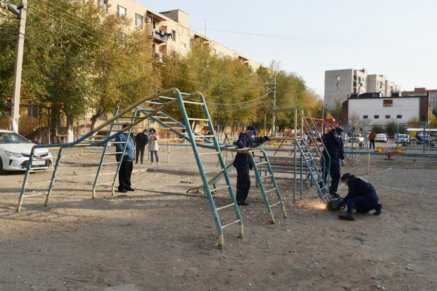 В Астрахани продолжают демонтировать опасные детские площадки