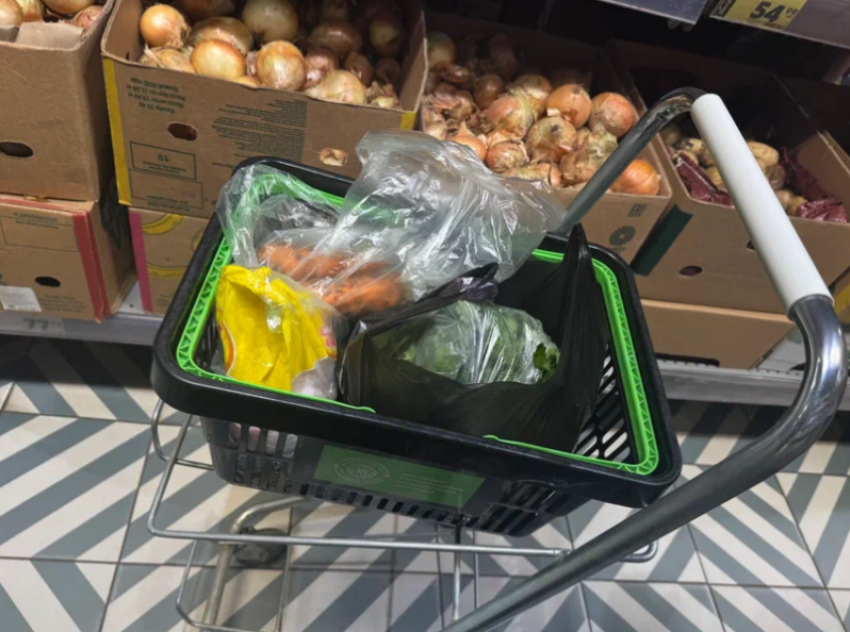 За февраль в Астрахани подорожали еда, книги и сотовая связь