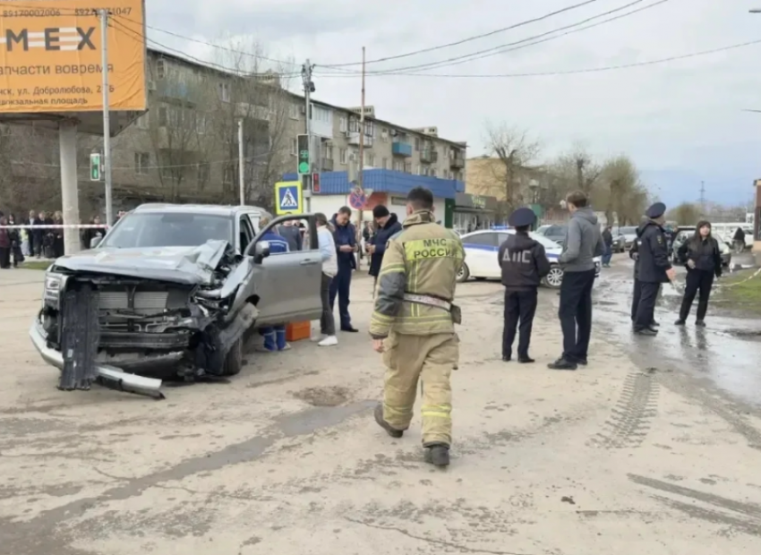 В Астраханской области случилось ДТП: пострадали водитель, велосипедист и пешеходы
