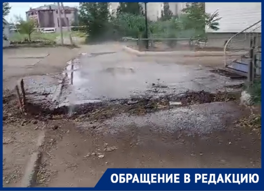 В Астрахани в переулке Грановского 54 из поврежденных труб забил горячий фонтан