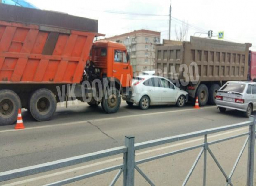В Астрахани два грузовика зажали иномарку