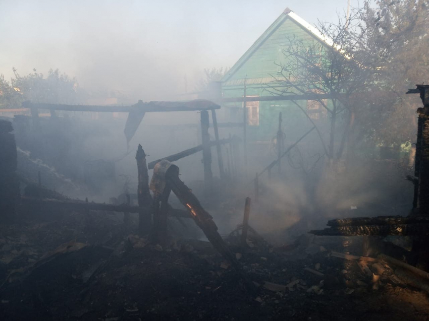Из огня в Астрахани спасли пять человек