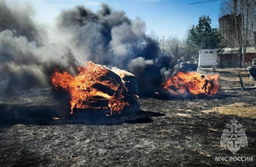 За день в Астраханской области от огня пострадали мужчина, автомобили, мотоцикл и гараж