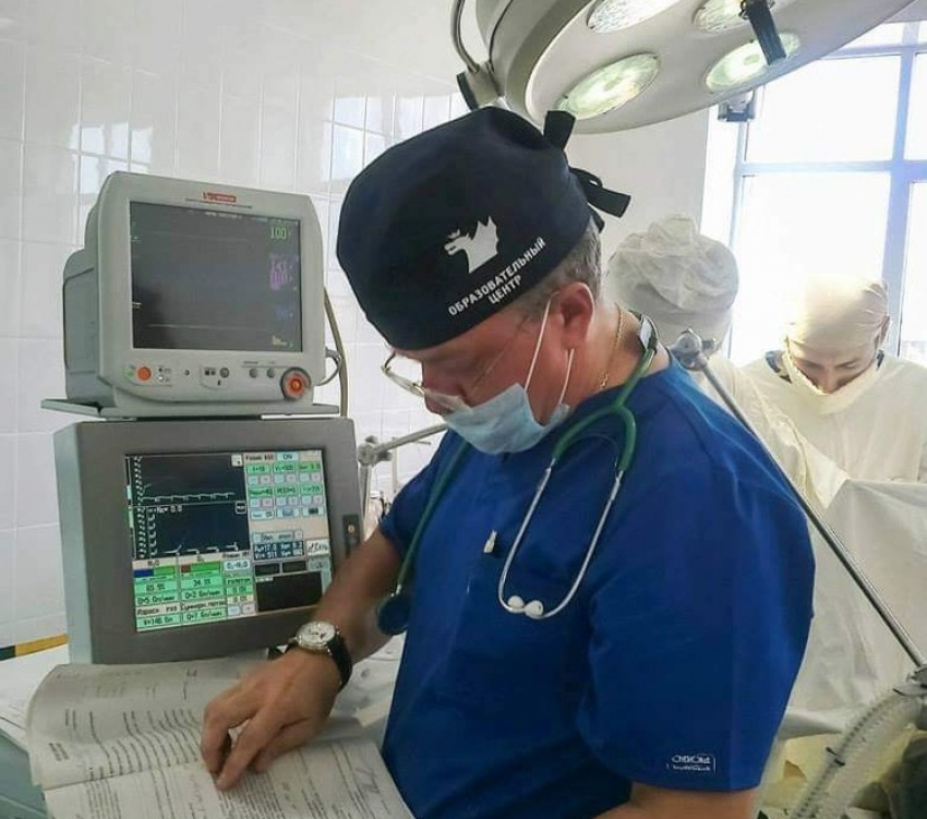 Астраханский врач спас жизнь человеку, стоя в очереди в банке