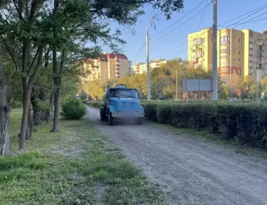 В Астрахани пенсионерка попала под колеса автоцистерны на парковой дорожке