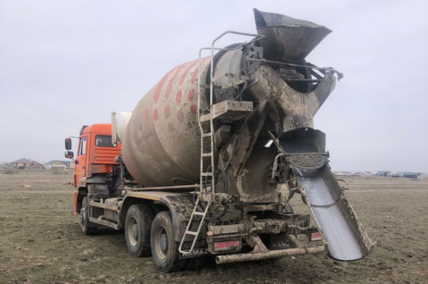 Водитель грузовика испортил астраханские земли строительным раствором