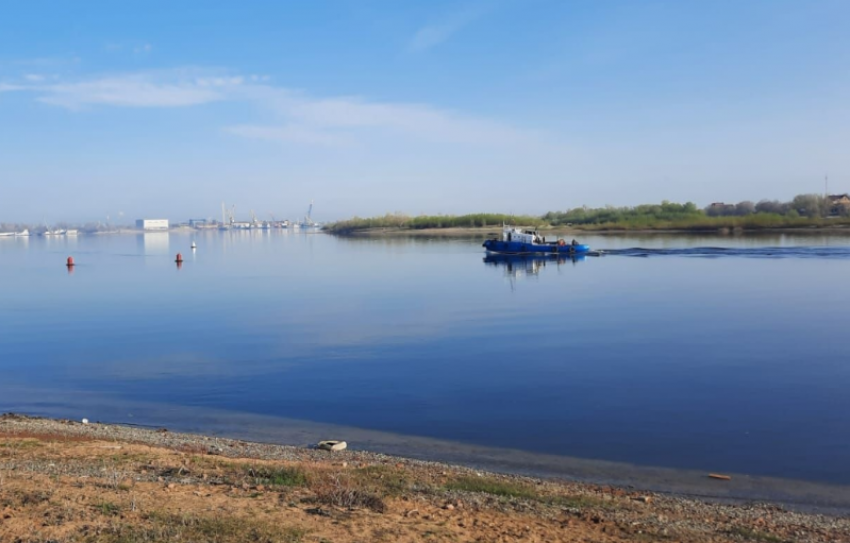 На реке Кизань в Астраханской области обнаружили маслянистую пленку