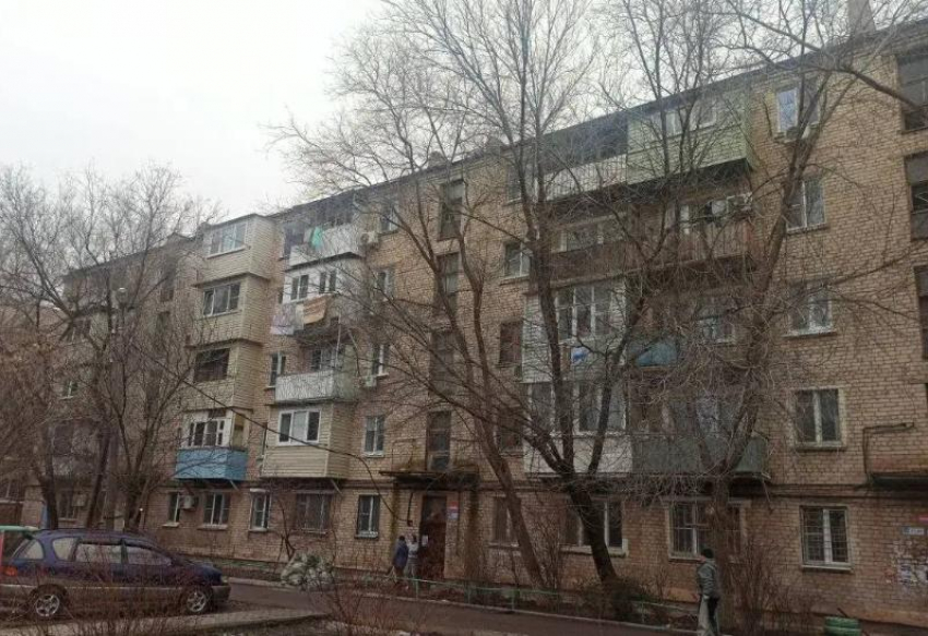 Астраханка с 2025 года жила в квартире с протечкой в системе водоотведения