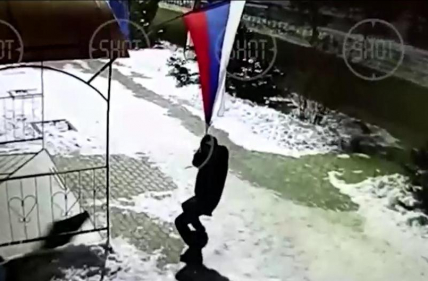 Ночью пьяный астраханец подрался с флагом России и проиграл ему. Видео