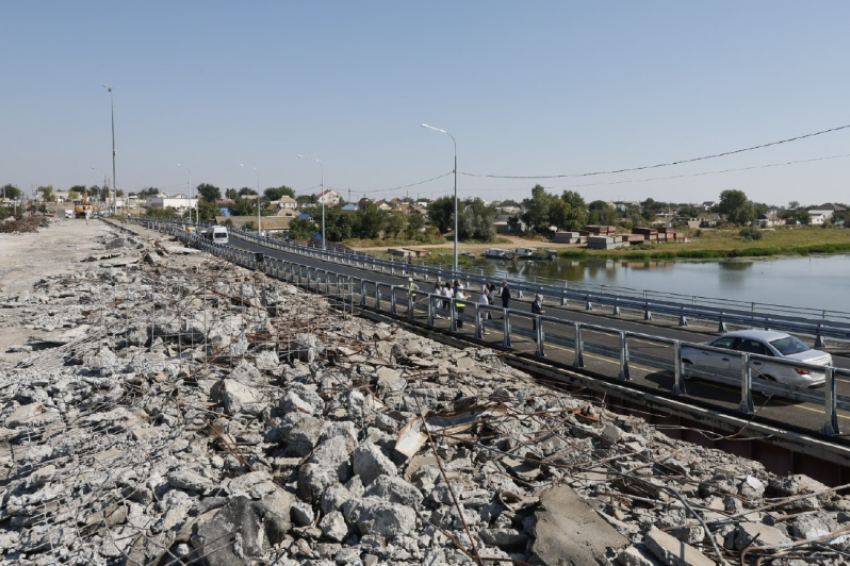 В Астраханской области ремонтируют важный мост и строят уникальную больницу