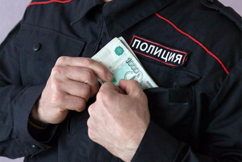 В Астрахани бывшего полицейского будут судить за мошенничество 