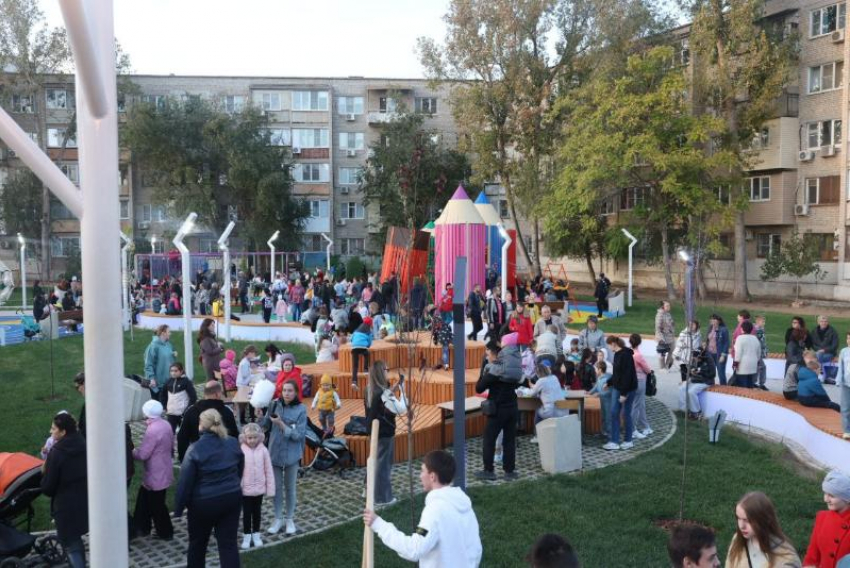 Сквер Строителей и парк Знаний в Астрахани открыли ещё раз