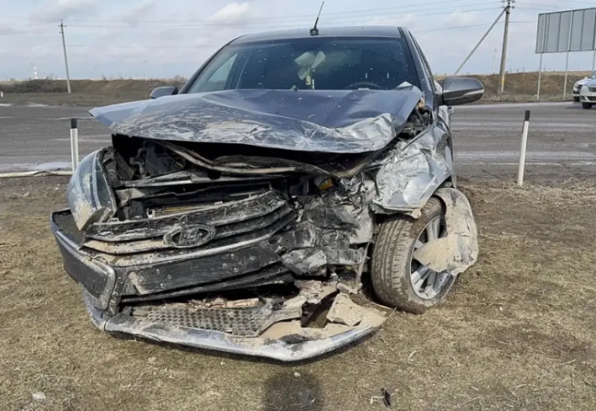 В ДТП на перекрестке под Астраханью пострадали маленькие дети