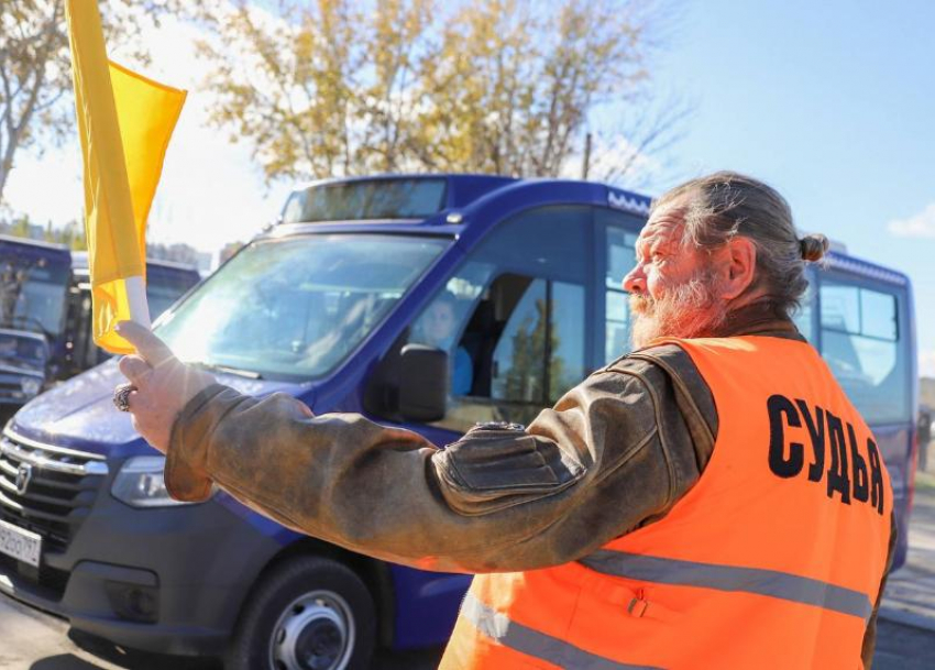 Водители астраханских автобусов устроили соревнования между собой