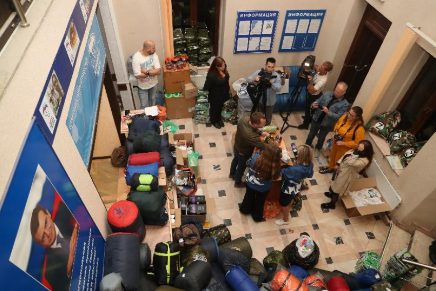 Пресса и общественники Астрахани приняли участие в комплектовании вещмешков для мобилизованных земляков