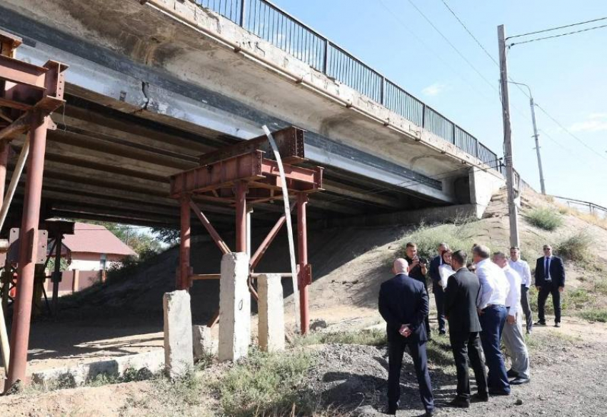 В Астрахани движение по Царевскому мосту частично ограничат из-за ремонта