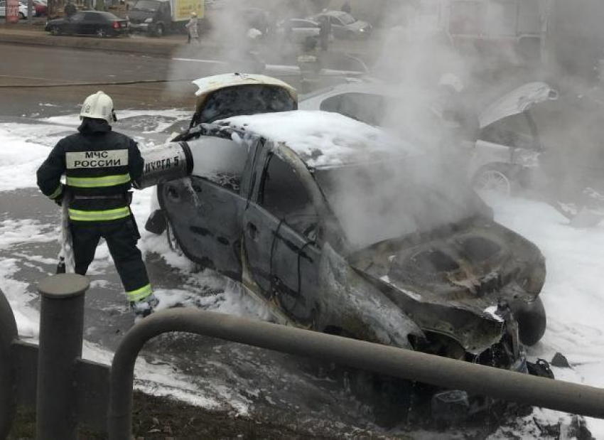 В Астрахани загорелось такси, перевозившее пассажира с ребенком