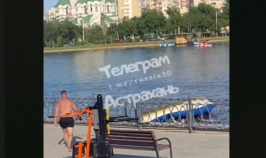 В Астрахани утонул катамаран на городском канале, пострадавших нет