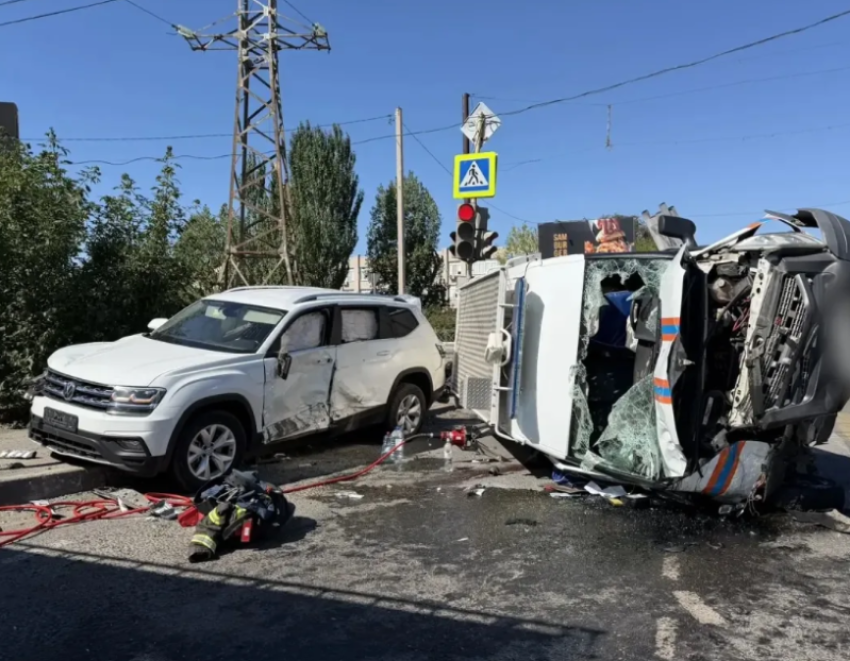 В Астрахани пожарно-спасательная машина опрокинулась в ДТП: есть пострадавший