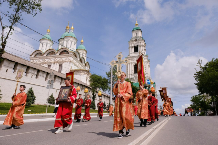 500 верующих астраханцев вышли на Крестный ход в честь праздника 