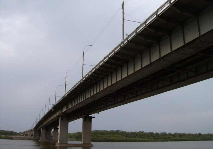 Астраханец спрыгнул с Нового моста, поругавшись с женой