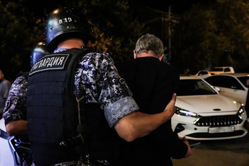 В кафе Астрахани посетитель пытался всем испортить отдых
