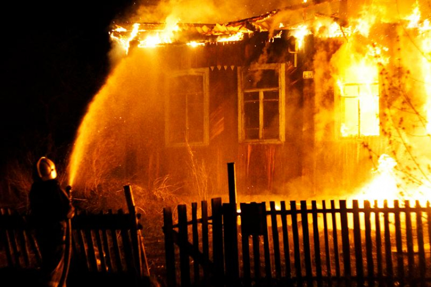 Под Астраханью на пожаре в жилом доме погибла 35-летняя женщина
