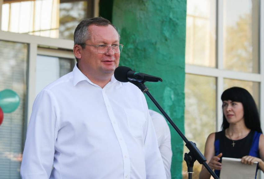 Депутаты облдумы поздравили астраханцев с Днём знаний