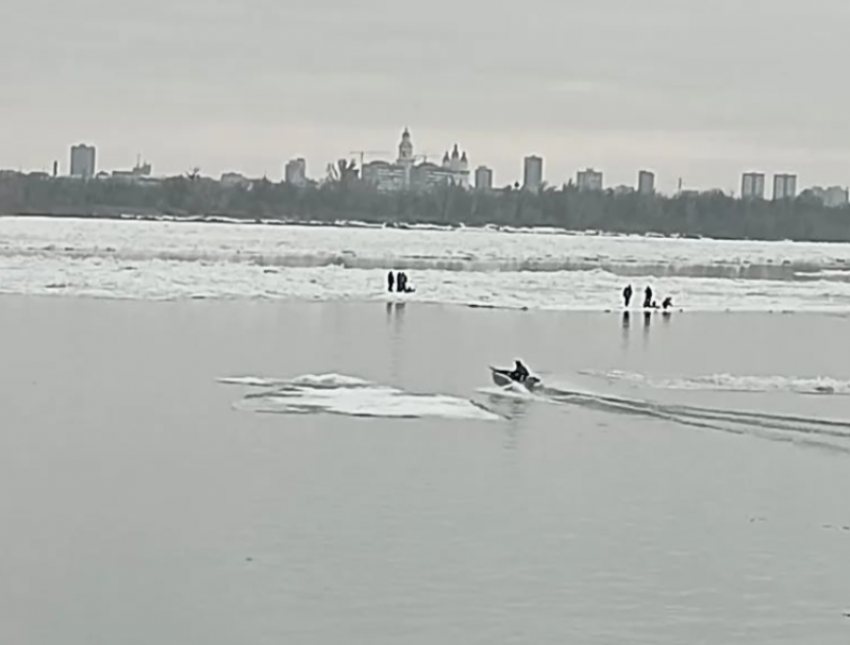 В Астрахани спасли семерых рыбаков, застрявших на дрейфующей льдине