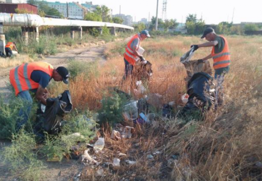 Астраханцы оставили на улицах почти 3000 тонн мусора за два месяца лета