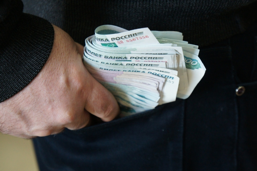 Директор строительной фирмы похитил деньги, направленные на благоустройство села Енотаевка