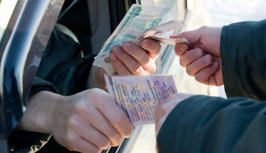Астраханских гаишников уволили со службы за получение взятки