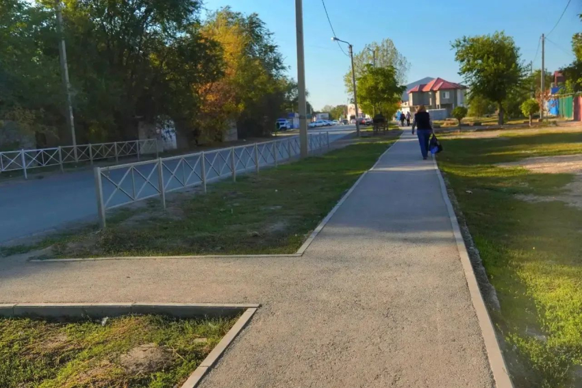 Где в Астрахани сделали тротуары