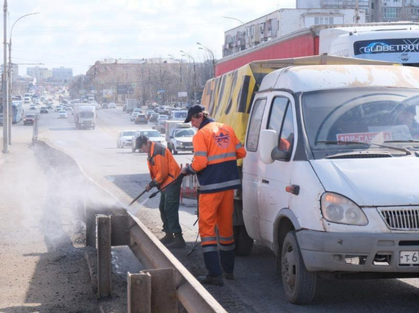 Астраханские коммунальщики в усиленном режиме готовят город к весне