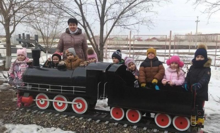Железнодорожники познакомили астраханских малышей с локомотивами и напомнили правила безопасности на путях