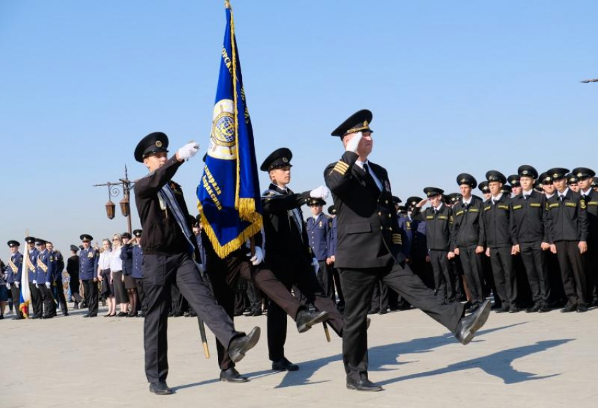 В Астрахани Каспийский институт торжественно провел «Посвящение в курсанты»