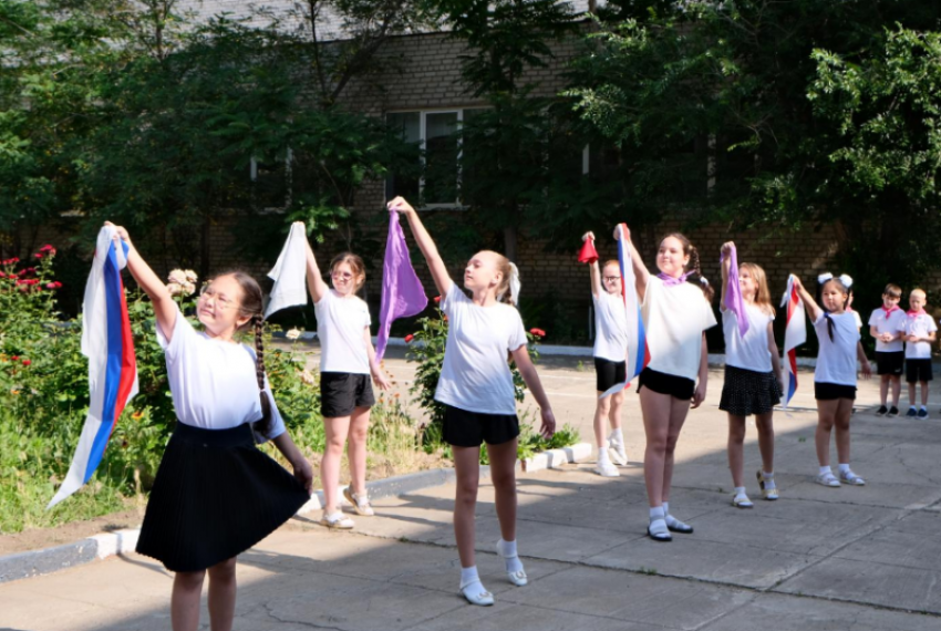 Астраханцам раздадут около 4000 лент с триколором в преддверии Дня России