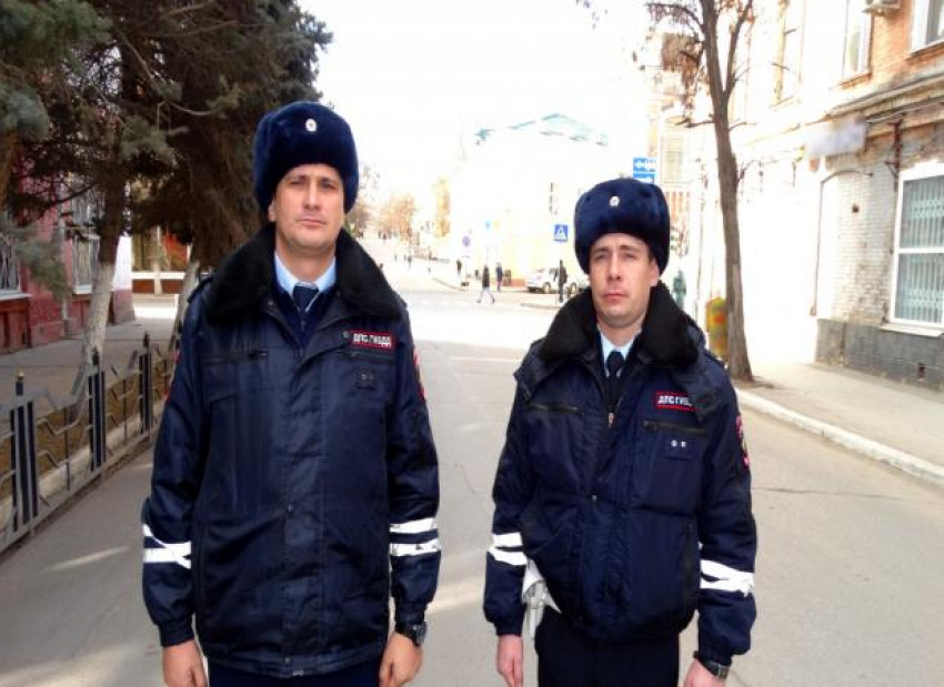 В Астрахани сотрудники полиции спасли жизнь 4-летнему ребенку