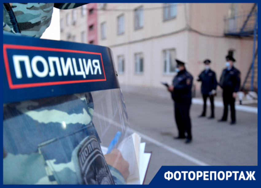 Астраханские полицейские облачились в защитные шлемы