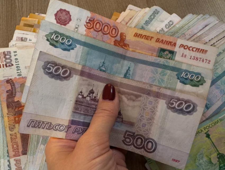 В Астрахани сотрудница банка перевела себе деньги доверчивого клиента